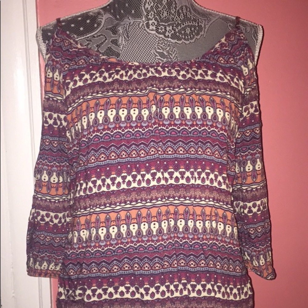 Printed blouse with cut out shoulders!